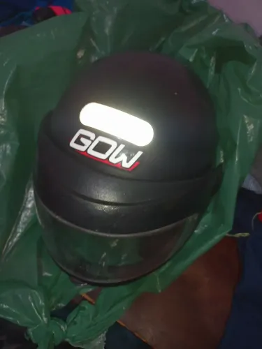 Vendo capacete para motoqueiro semi novo. Na cor preta.
