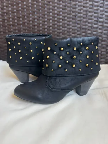 Bota cano baixo preto Dakota com detalhes dourado