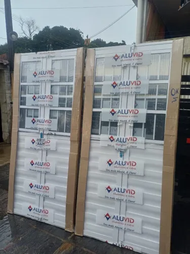 Portas  em alumínio postigo de vidro duplo giro 100x210