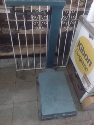 Balança Antiga de Piso - Colecionador