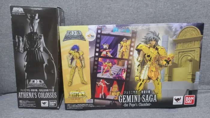 Boneco Saga de Gêmeos com Estátua de Athena (colossus) DD Panoramation Bandai cavaleiros