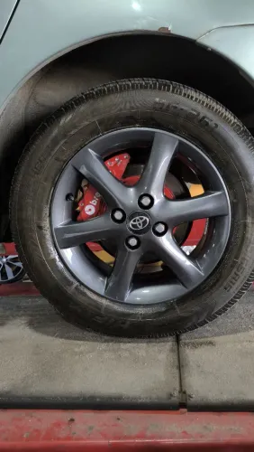 aro 15 corolla pneus semi novos <br>2500$