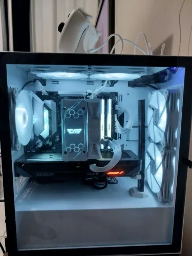 PC gamer Ryzen 5700x, 32gb RAM, RX 9060XT 16gb