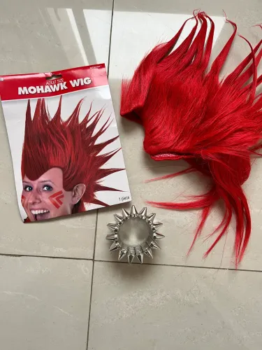 Peruca fantasia halloween punk com bracelete 