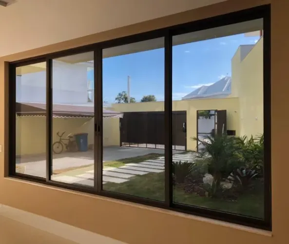 Aplicação de Insulfilme para vitrines, janelas, portas