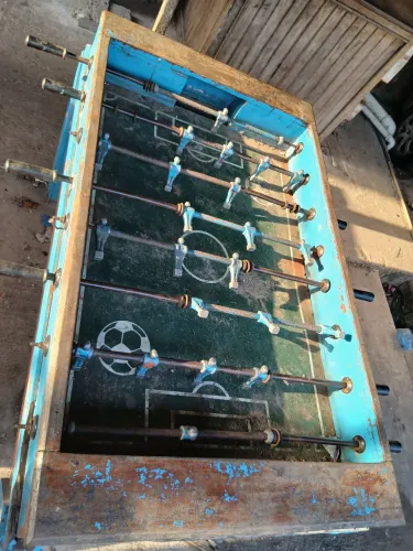 pebolim, mas também é conhecido como totó ou pimbolim