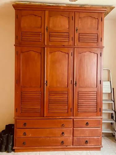 Armário Vintage de Madeira Maciça 
