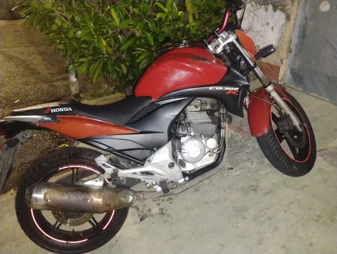 Cb 300r vermelha 2011/2012