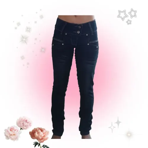 calça jeans preta com detalhe bordado
