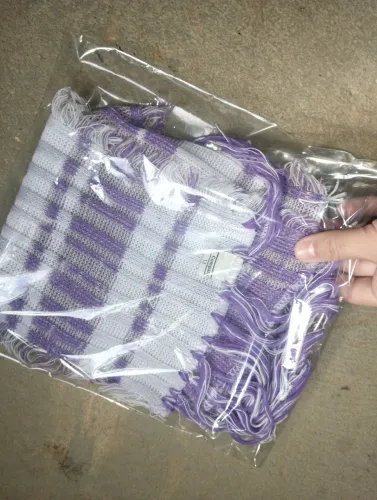 Lenço de Tricô Lilás com Franjas. NOVO. NUNCA USADO.