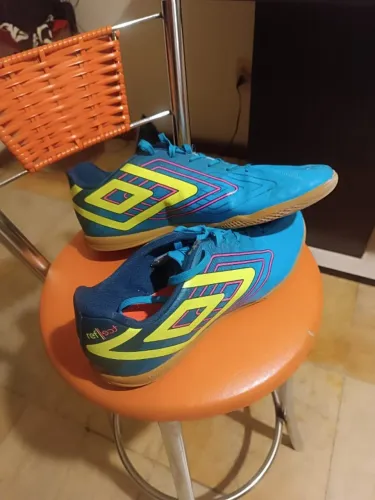 Chuteira Umbro tam. 43 com pouquíssimo uso