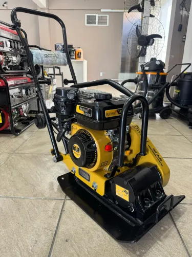 Placa Vibratória a Gasolina 7.5 HP 65kg Profissional Rental - Buffalo (Novo)