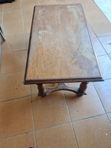 Mesa de Centro Clássica em Madeira Maciça - Pés Torneados