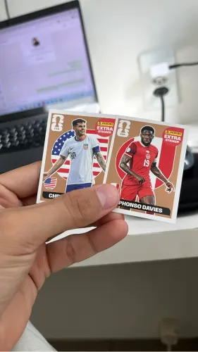 Pulisic e Alphonso Davies - Broze - Extra Sticker Copa do Mundo 2026