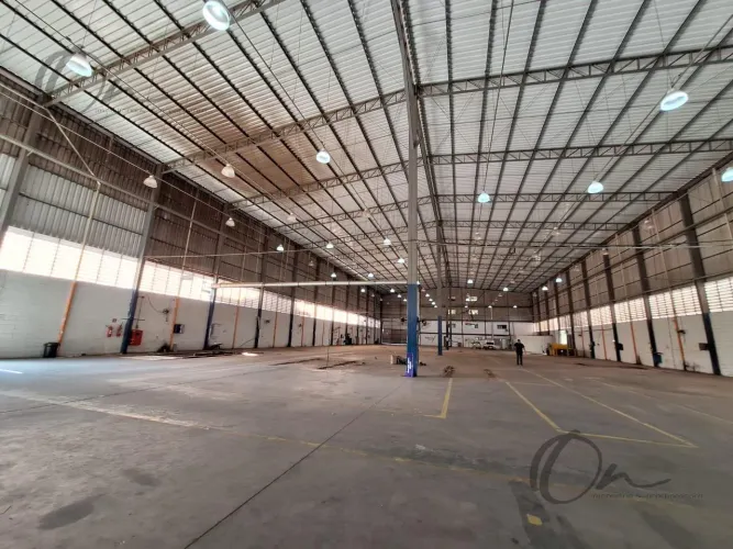 Galpão de 12100m² em Paisagem Renoir, Cotia - Ideal para Negócios