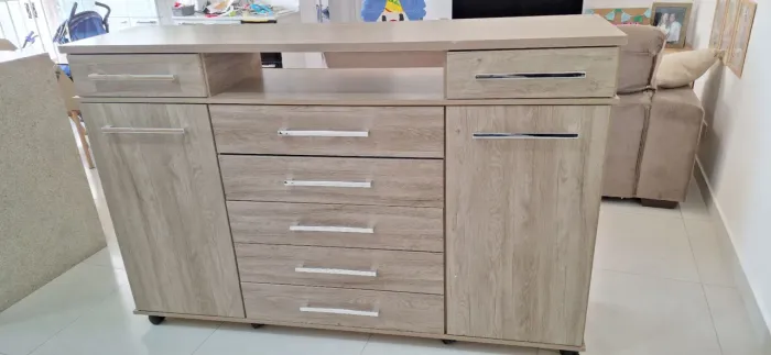Cômoda grande: 2 portas 5 gavetas