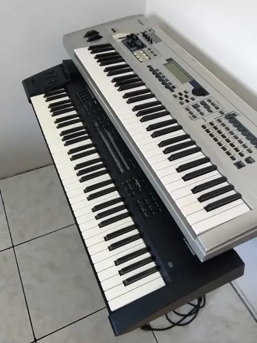 Yamaha MO6 e Roland XP 60 com placa de expansão