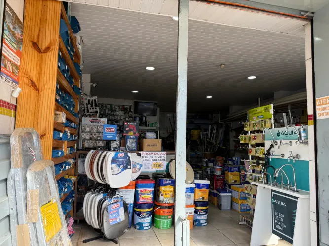 Passo ponto ( ou vendo fundo) de loja de materiais elétricos e hidráulicos