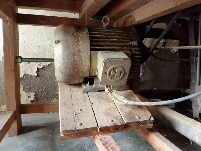 3 MOTORES TRIFÁSICO PARA SERRARIA 2 MOTOR DE 2CV E 1DE 5CV dois deles já com bancada.