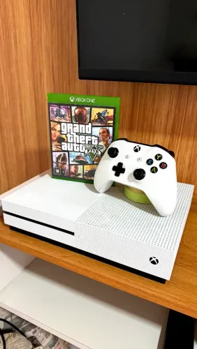 Xbox One S 1TB + GTA V + Controle por R$ 1.350