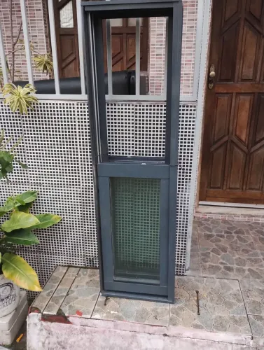 Vendo um grande basculante com alumínio pesado c cor preta