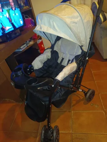 Carrinho de bebê muito conservado