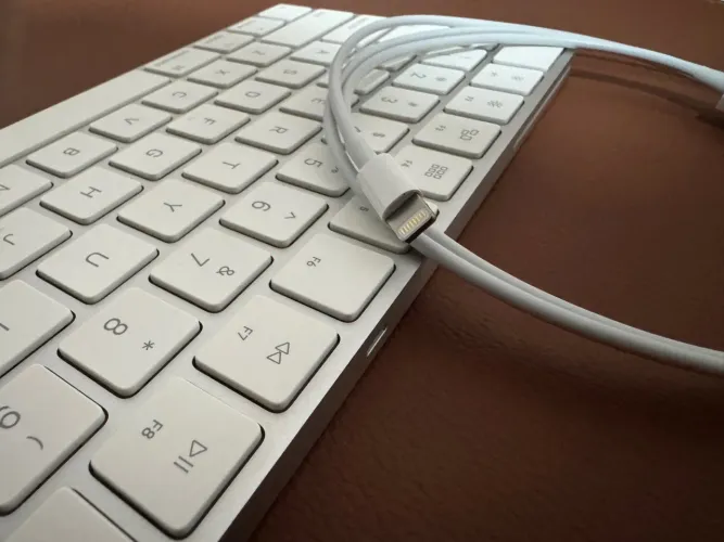 Apple Magic Keyboard A1644 Branco - Original - Bluetooth - Lightning - Homologado Anatel