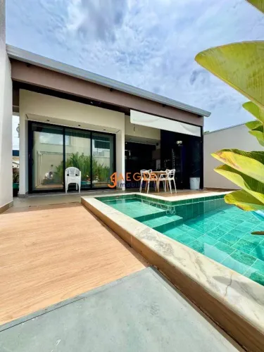 Linda Casa no Terra Brasil com piscina: 3 quartos e planejados em todos os ambientes