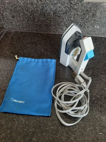 Ferro de passar portátil Norelco modelo TI-70 com alça dobrável bivolt 