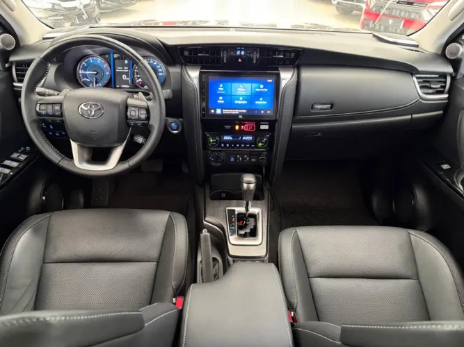 Toyota Hilux SW4 SRX Plat. 4X4 2.8 TB Die. Aut. 2025