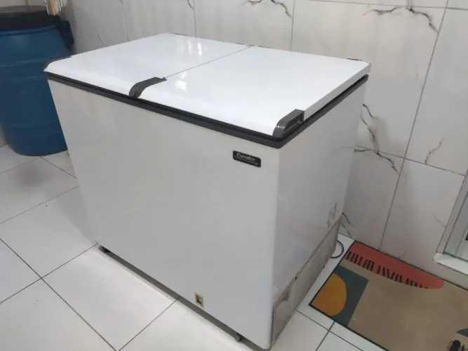 FREEZER ESMALTEC CONSERVADA GELANDO BEM 