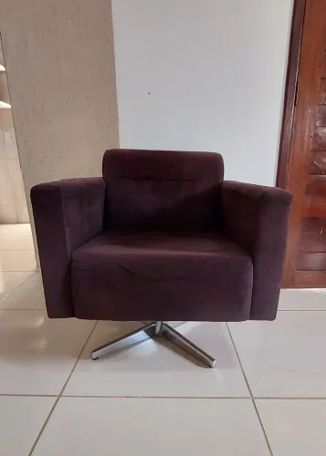Poltrona de luxo em suede giratória com base square metálica 