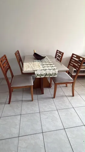 Mesa de vidro com quatro cadeiras