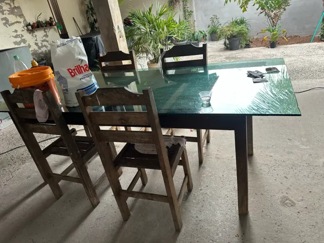 Mesa madeira grande para quintal com vidro encima 