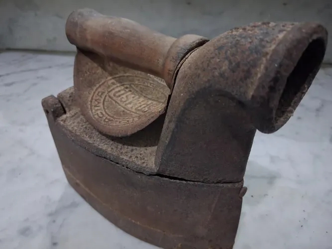 Ferro de passar roupa antigo 