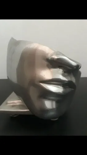 escultura rosto humano da marca modali designer