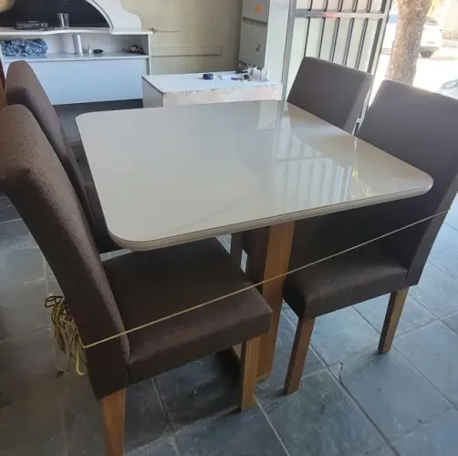 Mesa nova com 4 cadeiras