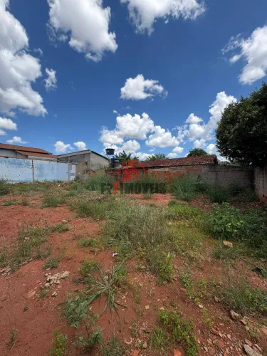 Lote de esquina nascente à venda no Jardim Curitiba, Goiânia, a poucos metros da Avenida 2