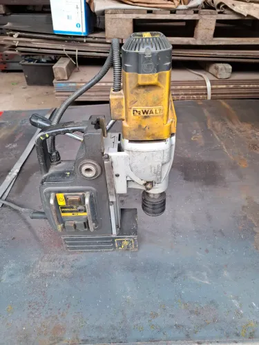 Furadeira base magnetica