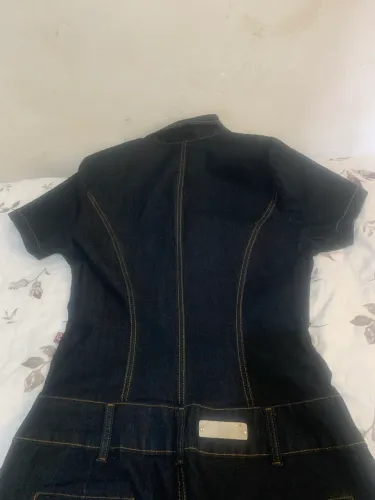 Macacão jeans escuro meia perna