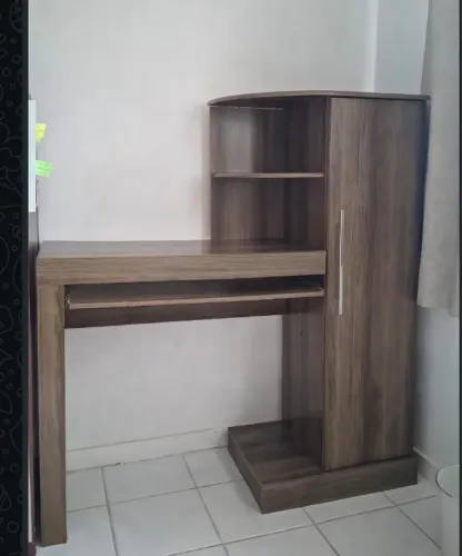 Escrivaninha com armário - R$200
