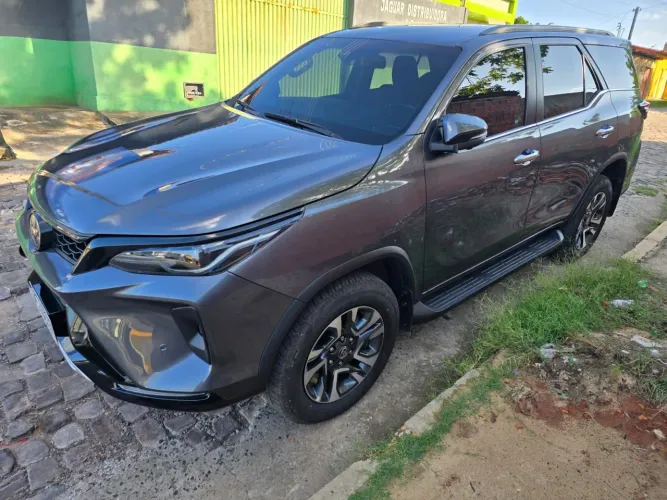 Toyota Hilux SW4 SRX Plat. 4X4 2.8 TB Die. Aut. 2025