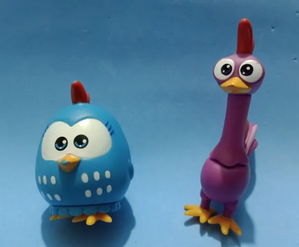 Duas figuras Galinha pintadinha 