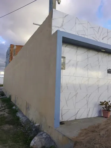 Casa pronta para morar e com estrutura para primeiro andar