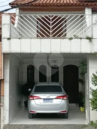 Sobrado em condomínio fechado com 100m2