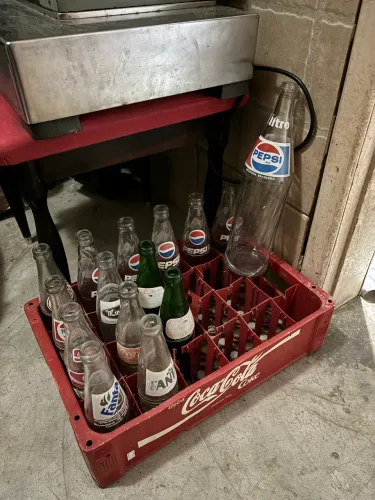 Antigo Engradado E Garrafas Refrigerante