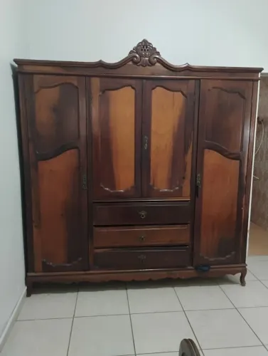 Cama antiga e guarda roupa