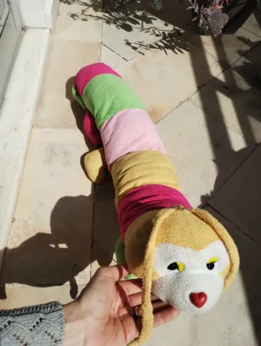Centopéia grande de pelúcia 85cm e brinde