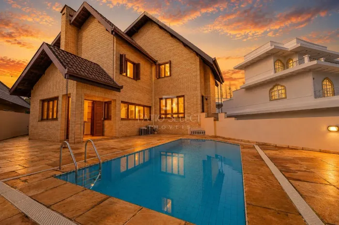Casa em condomínio fechado com 335 m², 4 quartos sendo 2 suítes à venda no bairro Campo Co