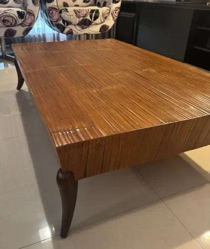 Mesa de centro em madeira revestida em bambu